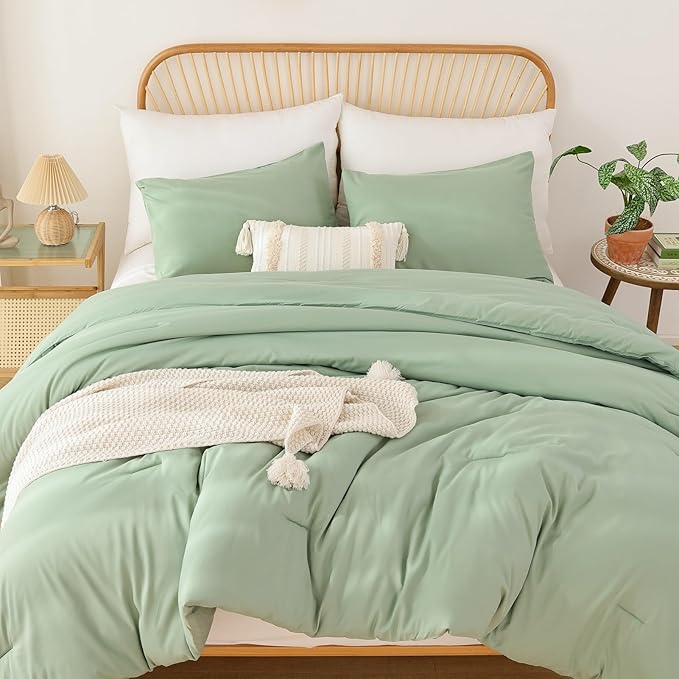 ROSGONIA Oversized King Comforter Sage Green, 3pcs(1 Boho Comforter & 2 Pillowcases), Lightweight Oversized King Size Comforter Sets Bedding Blanket